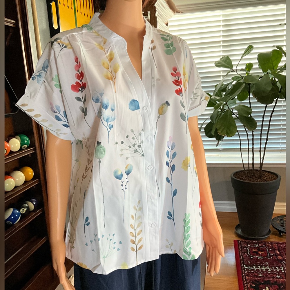 NWT Beautiful floral v-neck blouse